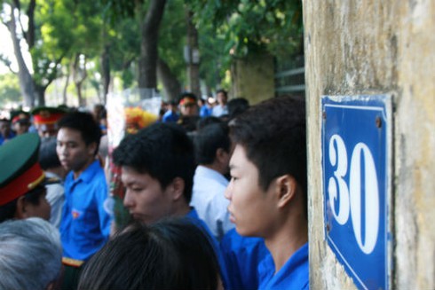 Hàng vạn người đổ về viếng Đại tướng Võ Nguyên Giáp - ảnh 6