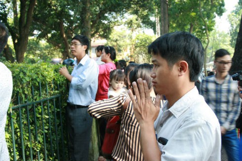Hàng vạn người đổ về viếng Đại tướng Võ Nguyên Giáp - ảnh 9