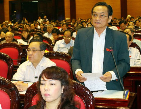 Xây trụ sở, mua sắm công: “Vung tay quá trán” - ảnh 1