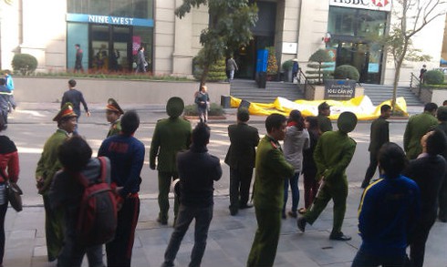 Nghẹt thở giải cứu người sắp nhảy từ tầng 19 - ảnh 2