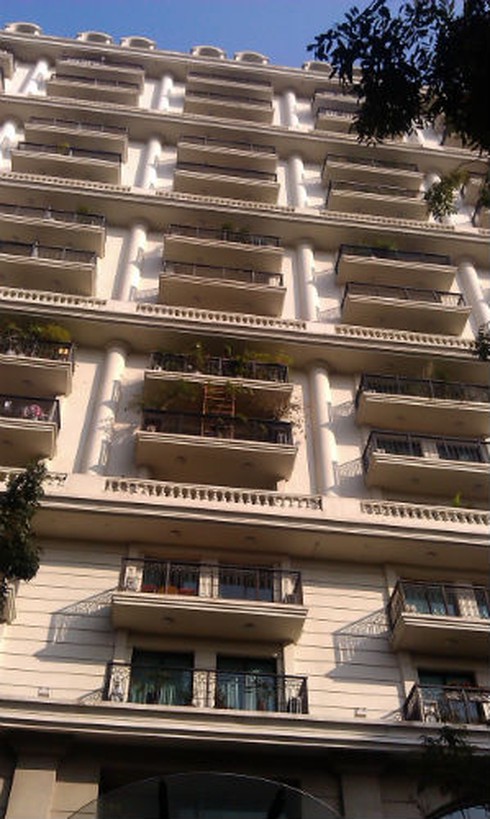 Nghẹt thở giải cứu người sắp nhảy từ tầng 19 - ảnh 1