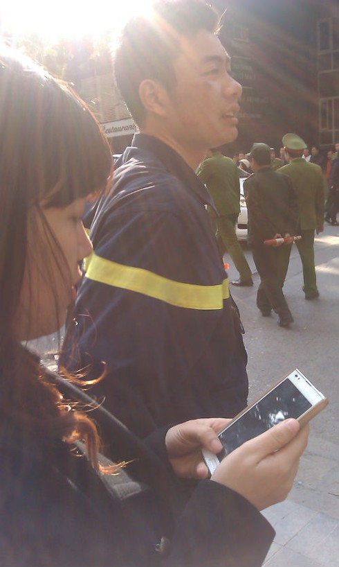 Nghẹt thở giải cứu người sắp nhảy từ tầng 19 - ảnh 3