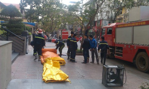 Nghẹt thở giải cứu người sắp nhảy từ tầng 19 - ảnh 5