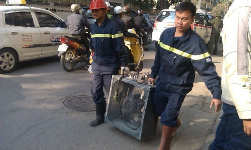 Nghẹt thở giải cứu người sắp nhảy từ tầng 19 - ảnh 4