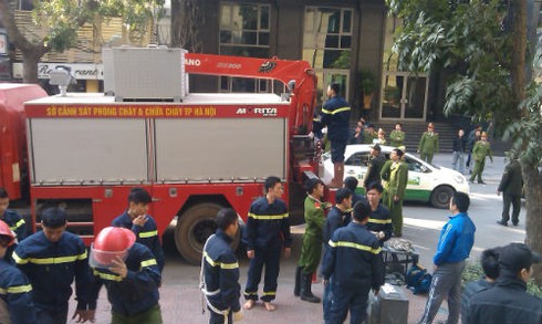 Nghẹt thở giải cứu người sắp nhảy từ tầng 19 - ảnh 6