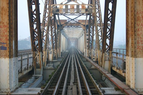 Cầu Long Biên có đủ tải trọng nếu “ôm” đường sắt đô thị? - ảnh 1