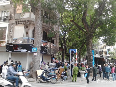 Hà Nội: Người đàn ông đang giữ nhiều can xăng tử thủ trong nhà - ảnh 1