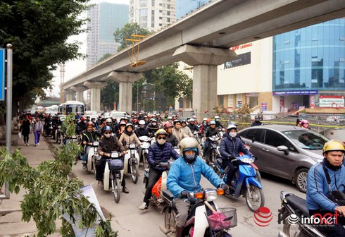 Sập giàn giáo đường sắt Cát Linh - Hà Đông: Cấm lưu thông giờ cao điểm - ảnh 1