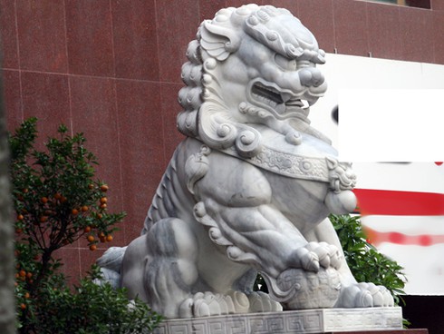 Hà Nội gặp nhiều khó khăn khi di dời sư tử đá ra khỏi di tích - ảnh 1