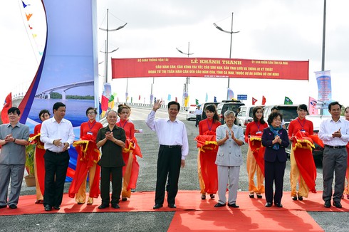 Khánh thành cầu nối liền QL1 từ cực Bắc đến cực Nam đất nước - ảnh 1