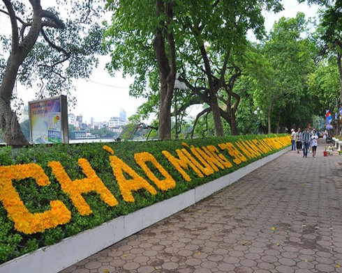 Kỷ niệm các ngày lễ lớn: Trang trọng nhưng không phô trương, lãng phí - ảnh 1