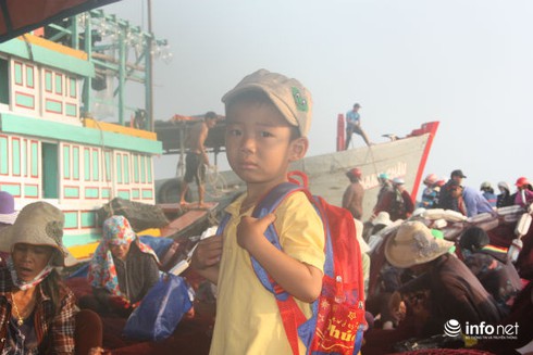 Du lịch Quảng Nam: Ngày mới tấp nập trên cầu cảng Lý Sơn - ảnh 9