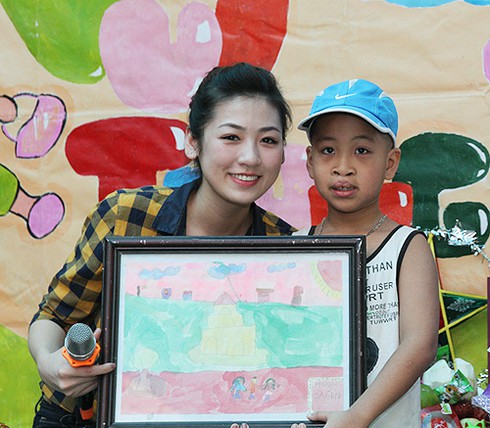 Á hậu Tú Anh khoe giọng hát bên các bệnh nhi - ảnh 10