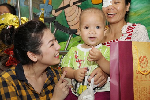 Á hậu Tú Anh khoe giọng hát bên các bệnh nhi - ảnh 2