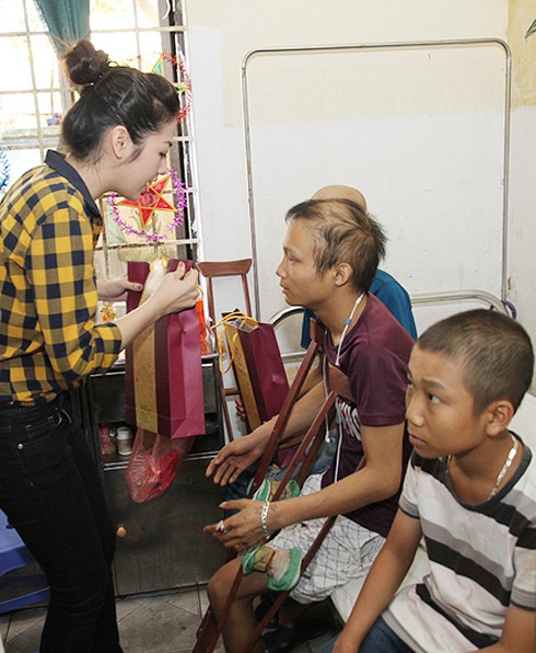 Á hậu Tú Anh khoe giọng hát bên các bệnh nhi - ảnh 1