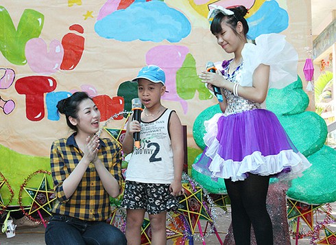 Á hậu Tú Anh khoe giọng hát bên các bệnh nhi - ảnh 9