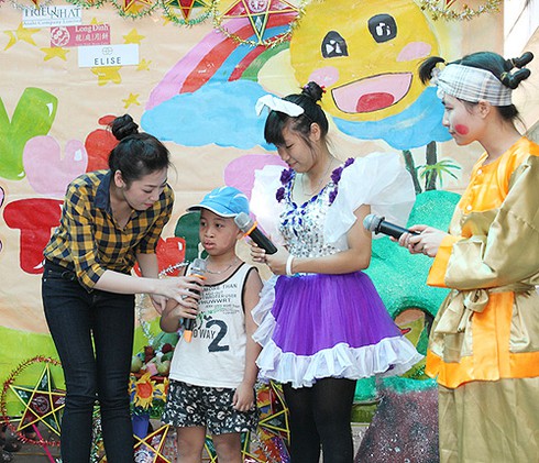 Á hậu Tú Anh khoe giọng hát bên các bệnh nhi - ảnh 8