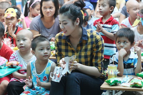 Á hậu Tú Anh khoe giọng hát bên các bệnh nhi - ảnh 7