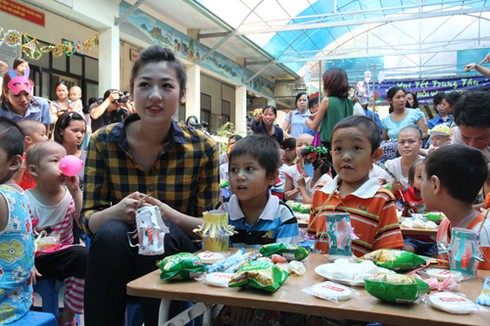 Á hậu Tú Anh khoe giọng hát bên các bệnh nhi - ảnh 6