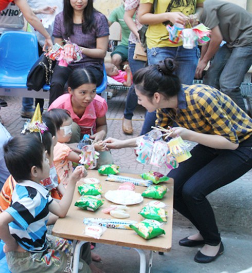 Á hậu Tú Anh khoe giọng hát bên các bệnh nhi - ảnh 5