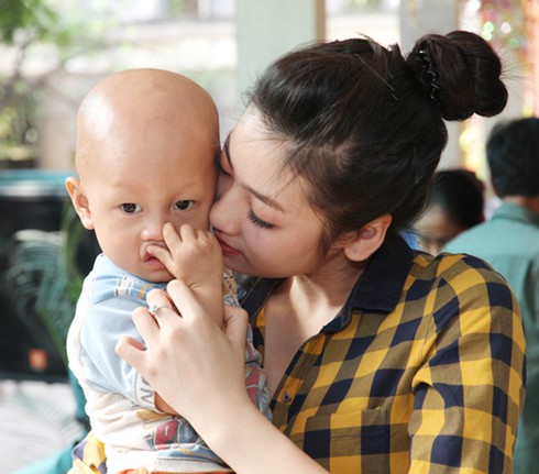 Á hậu Tú Anh khoe giọng hát bên các bệnh nhi - ảnh 4