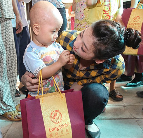 Á hậu Tú Anh khoe giọng hát bên các bệnh nhi - ảnh 3