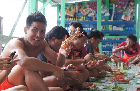 ĐT Việt Nam hào hứng lặn biển ngắm san hô