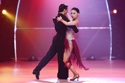 Ngô Thanh Vân khoe chân thon trên sàn khiêu vũ - ảnh 1