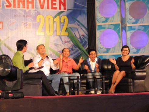 Truyền lửa tình yêu hàng Việt cho sinh viên - ảnh 1