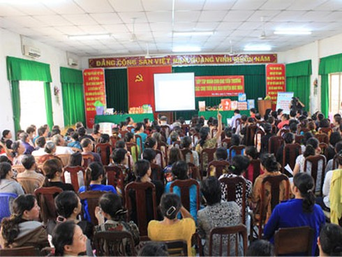 Tiểu thương giao lưu với nhà sản xuất - ảnh 1