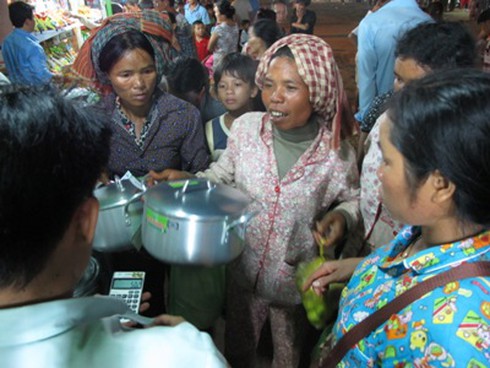 Phiên chợ vùng biên hút hàng - ảnh 1
