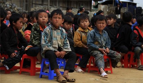 Những đôi chân trẻ vùng cao nứt nẻ giữa giá lạnh - ảnh 1