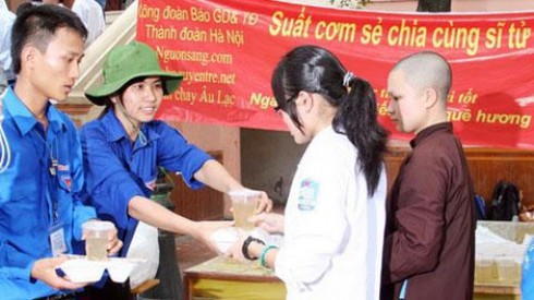 2000 suất cơm từ thiện cho sĩ tử khó khăn - ảnh 1