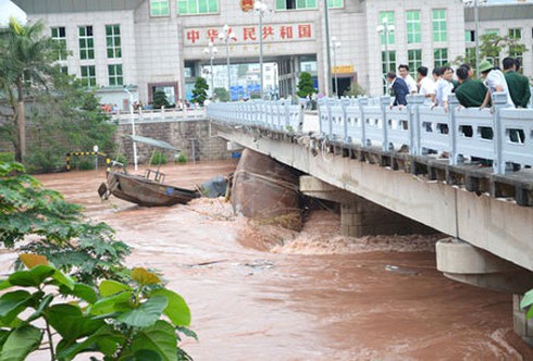 Cầu hỏng vì lũ - ảnh 1