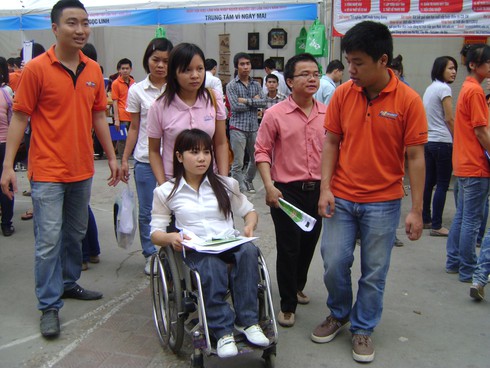 Chú trọng dạy nghề và tạo việc làm cho người khuyết tật - ảnh 1