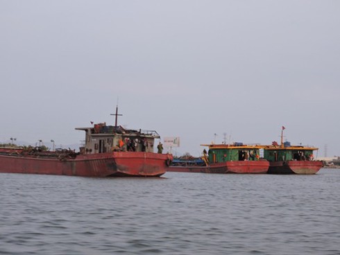 Vây bắt 9 tàu khai thác cát trái phép tại Bà Rịa - Vũng Tàu - ảnh 1
