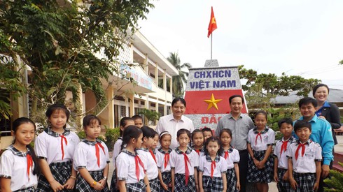 Đoàn công tác của Trung ương Đoàn thăm cột mốc Trường Sa - ảnh 1
