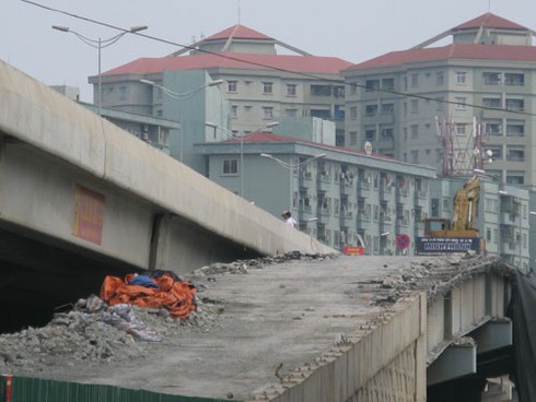 Đường vành đai 3: Vừa thông xe lại đập một số hạng mục để sửa chữa - ảnh 1
