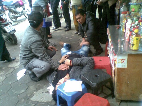 Thanh niên tự ngã xe máy, văng lên vỉa hè bất tỉnh - ảnh 1