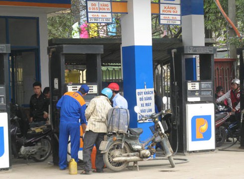 Cây xăng đóng cửa, dân mang can đi mua tích trữ - ảnh 4