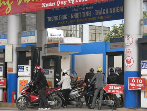 Cây xăng đóng cửa, dân mang can đi mua tích trữ - ảnh 8