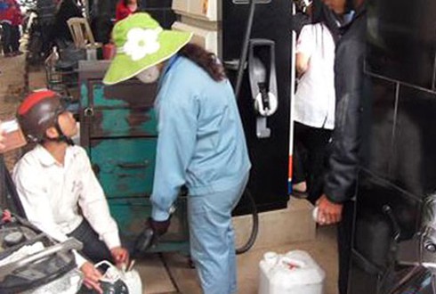 Cây xăng đóng cửa, dân mang can đi mua tích trữ - ảnh 3