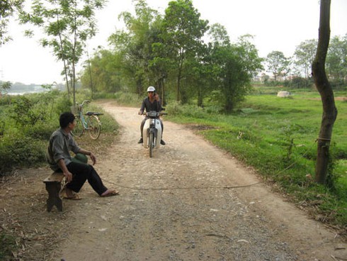 Hà Nội: Lạ lùng trạm thu phí bằng dây thừng - ảnh 2