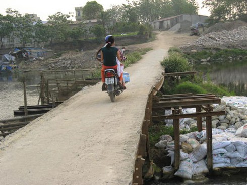 Hà Nội: Lạ lùng trạm thu phí bằng dây thừng - ảnh 6