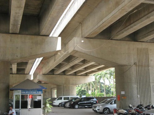 Bãi đỗ xe “chui” ngang nhiên tồn tại dưới gầm đường vành đai 3 - ảnh 5