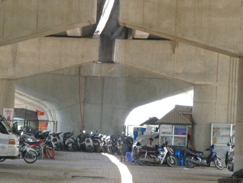 Bãi đỗ xe “chui” ngang nhiên tồn tại dưới gầm đường vành đai 3 - ảnh 12
