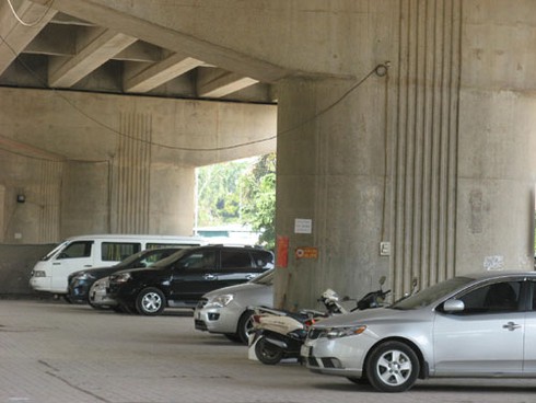 Bãi đỗ xe “chui” ngang nhiên tồn tại dưới gầm đường vành đai 3 - ảnh 13