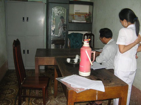 Hà Nội: Lội nước mưa trong phòng làm việc - ảnh 1