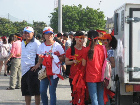 Ông Tây bán đồ cổ vũ trận Arsenal-Việt Nam - ảnh 4