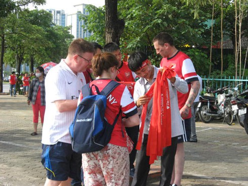 Ông Tây bán đồ cổ vũ trận Arsenal-Việt Nam - ảnh 5